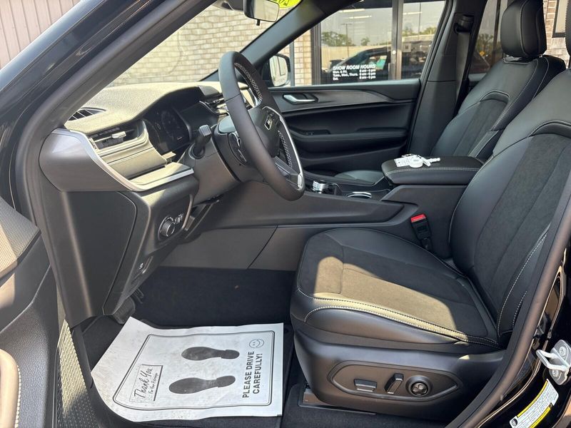 2025 Jeep Grand Cherokee Altitude X 4x4Image 3