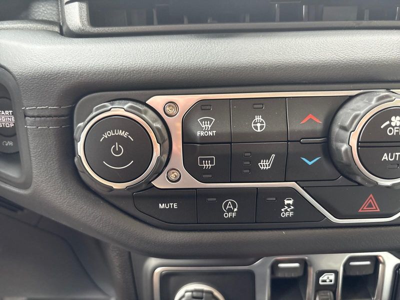 2025 Jeep Wrangler 4-door SaharaImage 19