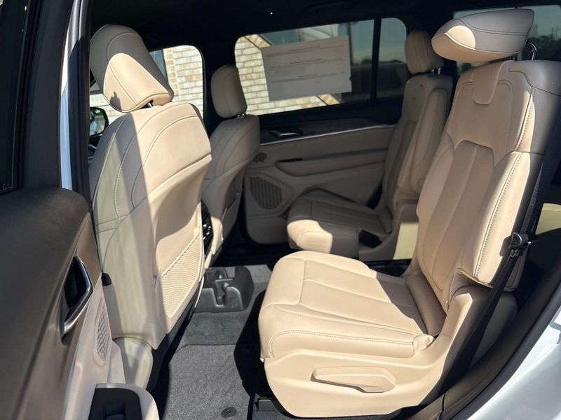New 2027 Jeep Grand Cherokee LimitedImage 4