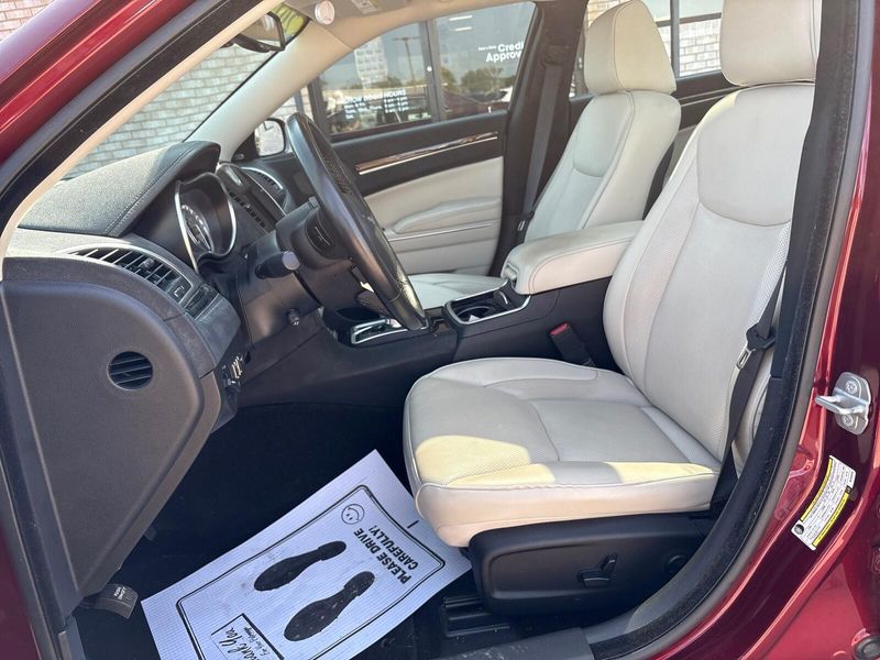 Used 2021 Chrysler 300 Touring LImage 3