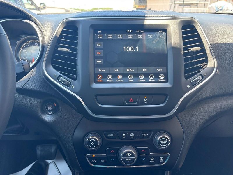 Used 2022 Jeep Cherokee Latitude LuxImage 19