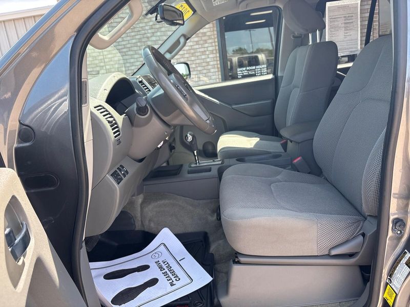 Used 2017 Nissan Frontier SV V6Image 3