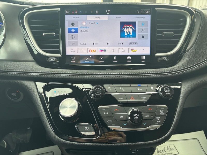 New 2026 Chrysler Pacifica SelectImage 15