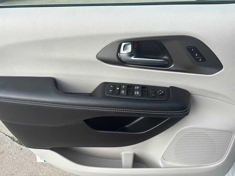 Used 2023 Chrysler Pacifica Touring LImage 11