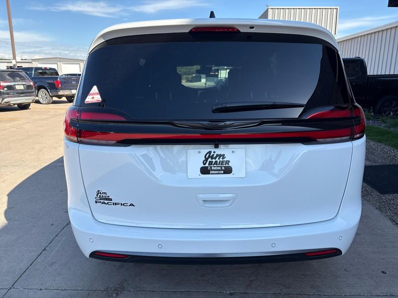 New 2026 Chrysler Pacifica SelectImage 11