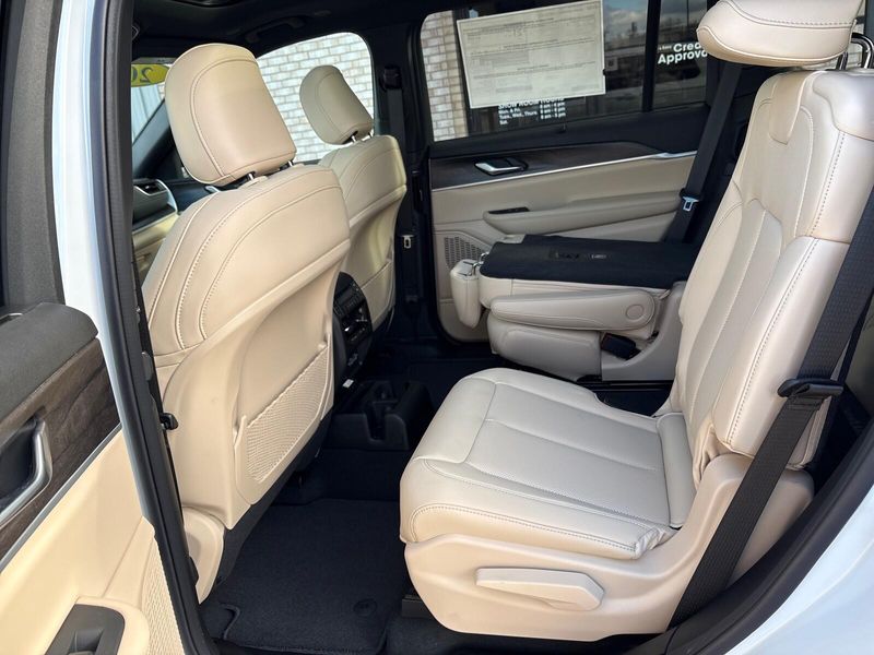 New 2025 Jeep Grand Cherokee L Limited 4x4Image 4