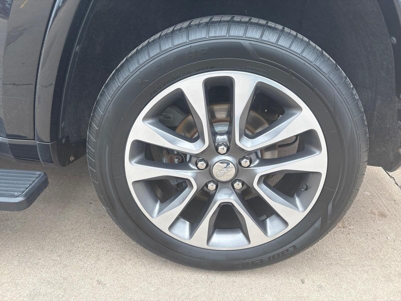 Used 2018 Jeep Grand Cherokee OverlandImage 14