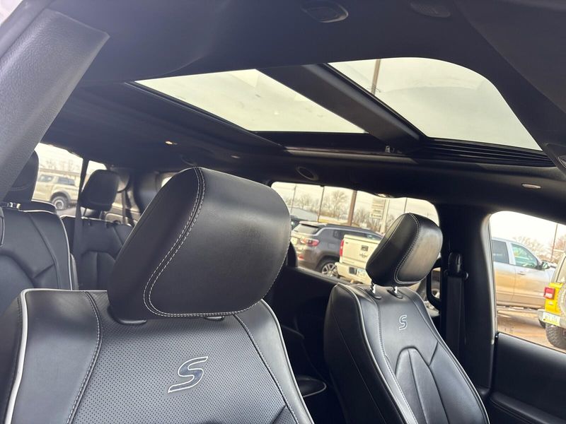 Used 2025 Chrysler Pacifica LimitedImage 9