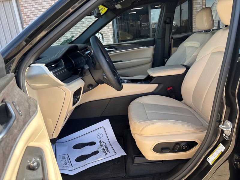 Used 2023 Jeep Grand Cherokee L LimitedImage 3