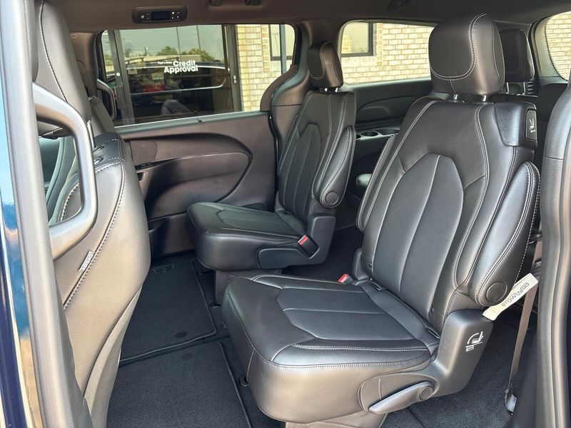 New 2025 Chrysler Pacifica SelectImage 4