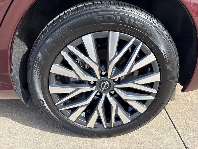 Used 2025 Nissan Altima SVImage 11