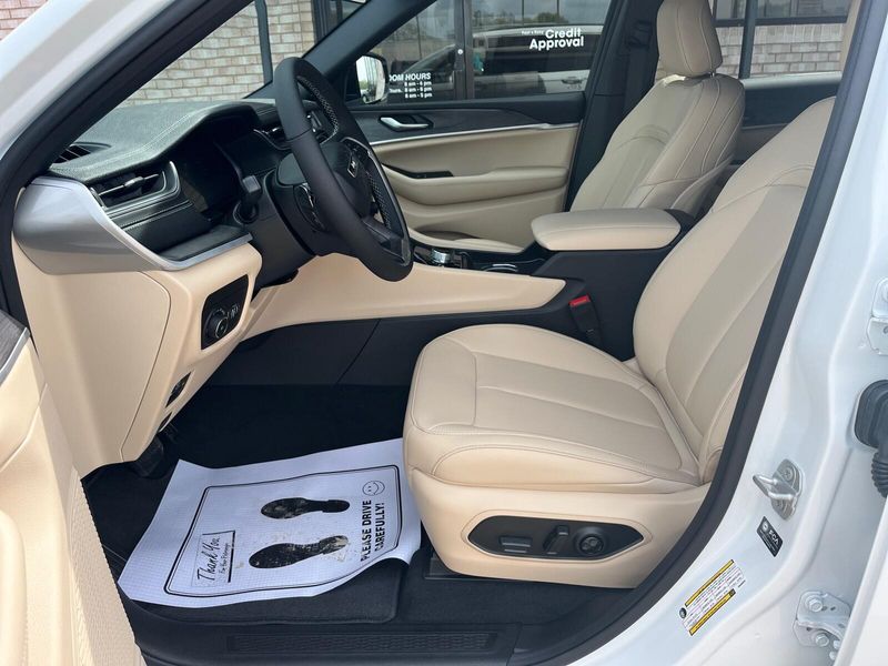 2025 Jeep Grand Cherokee L Limited 4x4Image 3