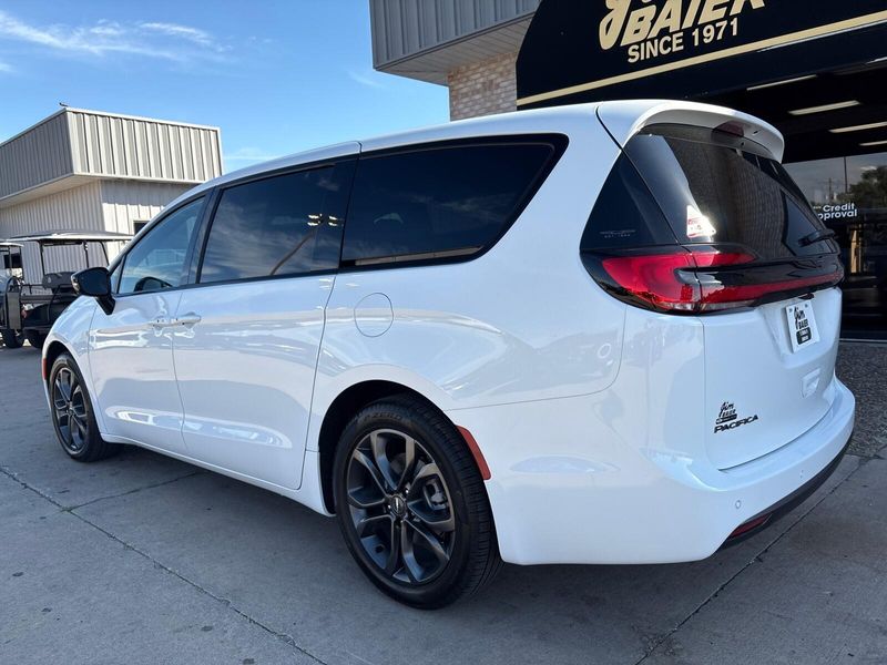 New 2026 Chrysler Pacifica SelectImage 12