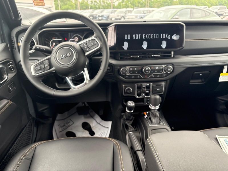 New 2026 Jeep Wrangler 4-door SaharaImage 21