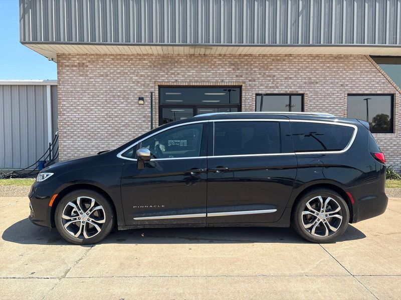Used 2026 Chrysler Pacifica PinnacleImage 2