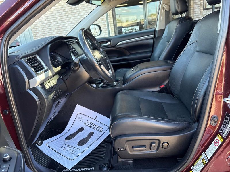 Used 2019 Toyota Highlander LimitedImage 3