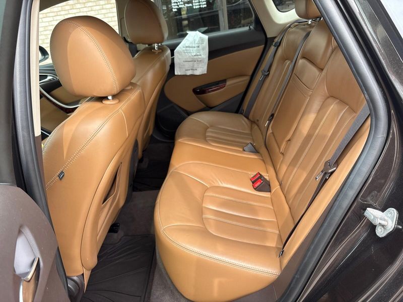2012 Buick Verano Leather GroupImage 4