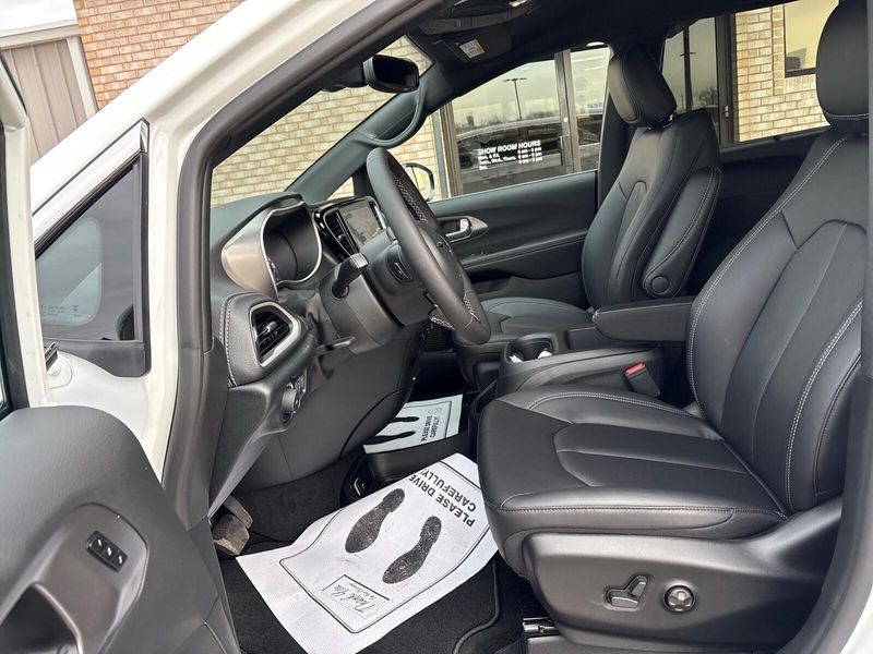 New 2026 Chrysler Pacifica SelectImage 3