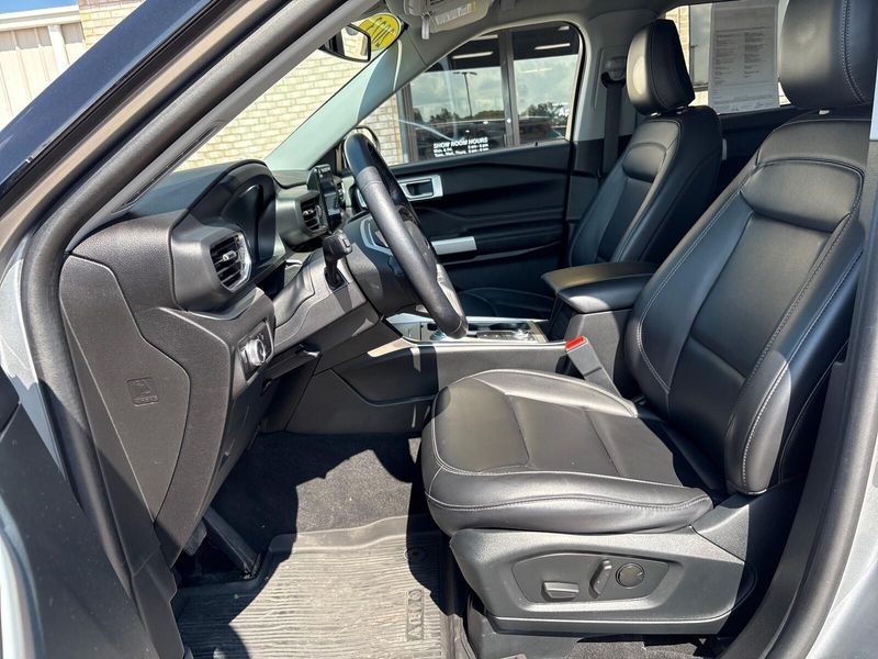 Used 2023 Ford Explorer XLTImage 3
