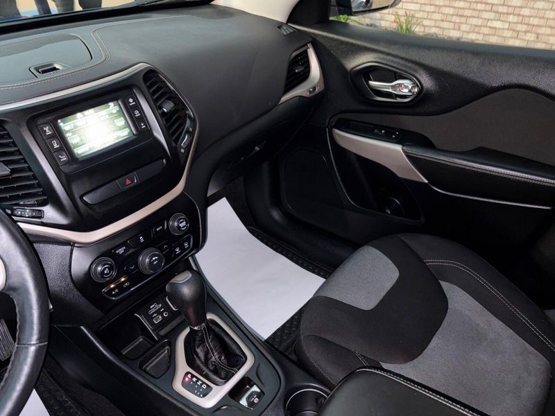 Used 2017 Jeep Cherokee AltitudeImage 16