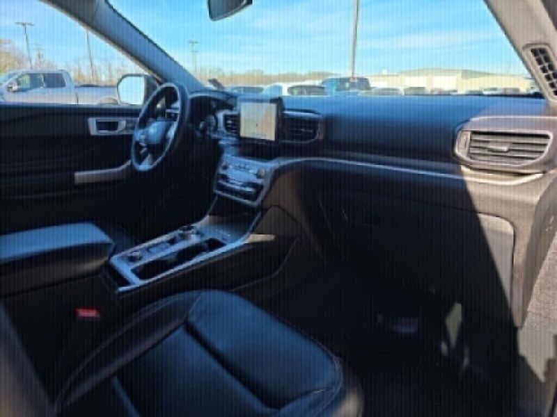 2023 Ford Explorer XLTImage 9