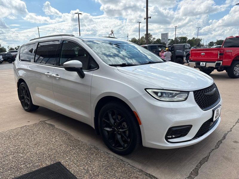 2023 Chrysler Pacifica Touring L photo 9