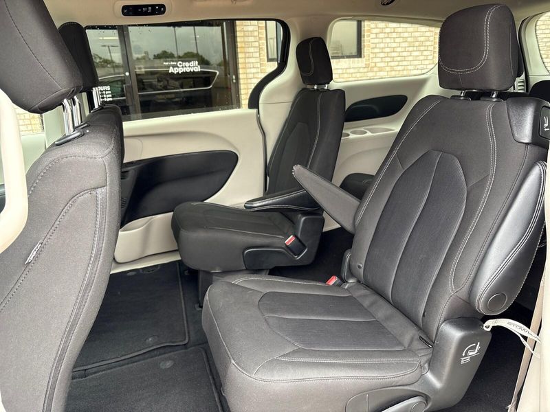 Used 2023 Chrysler Voyager LXImage 4