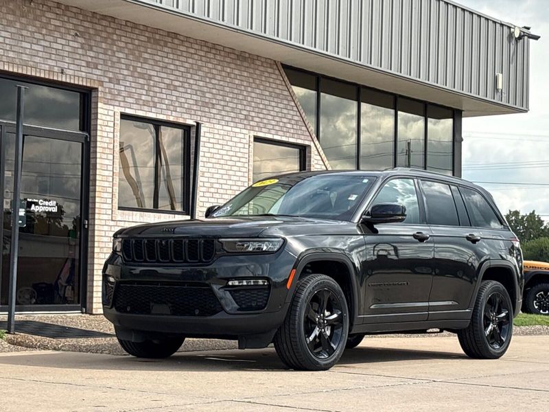 Used 2023 Jeep Grand Cherokee LimitedImage 1