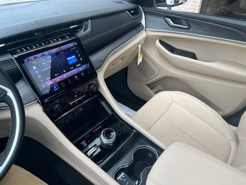 2025 Jeep Grand Cherokee L Limited 4x4Image 18