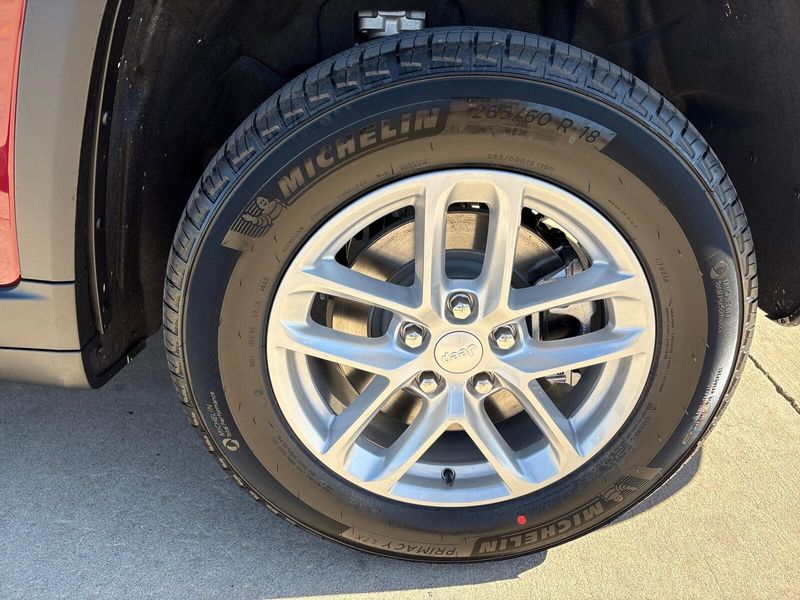 New 2025 Jeep Grand Cherokee L Laredo X 4x4Image 13