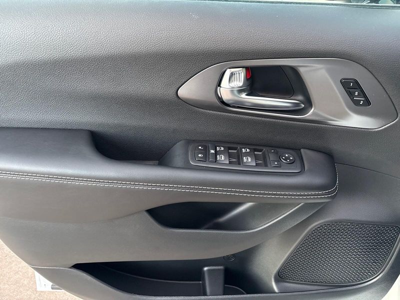 New 2026 Chrysler Pacifica Select AwdImage 13