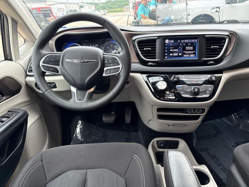 Used 2023 Chrysler Voyager LXImage 6