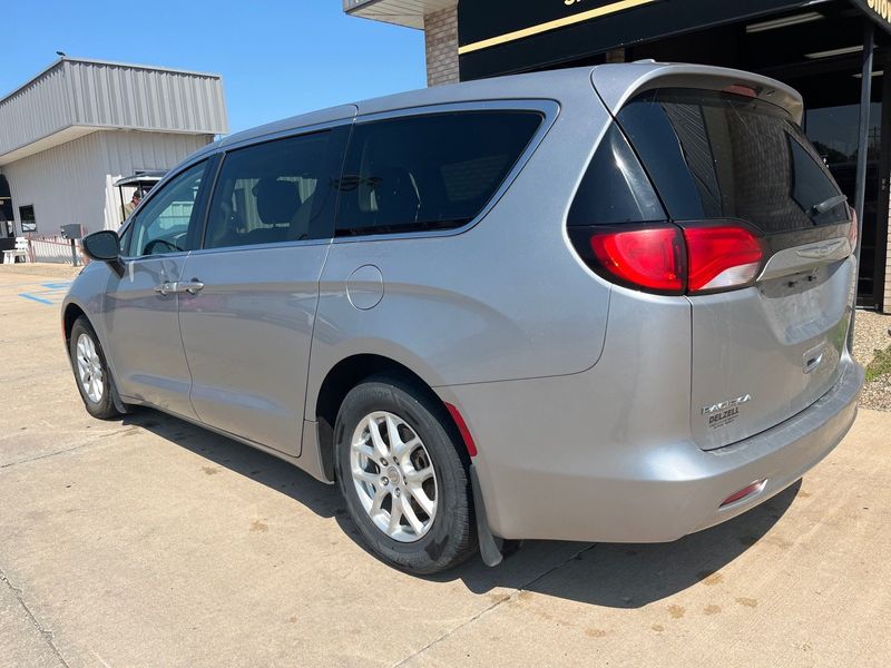 2017 Chrysler Pacifica LXImage 10