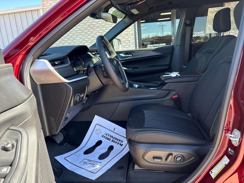 New 2025 Jeep Grand Cherokee L Laredo X 4x4Image 3