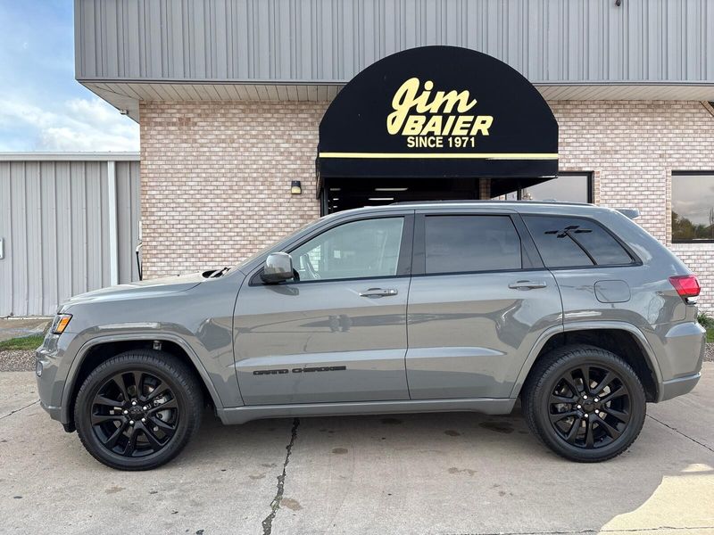 Used 2020 Jeep Grand Cherokee AltitudeImage 2
