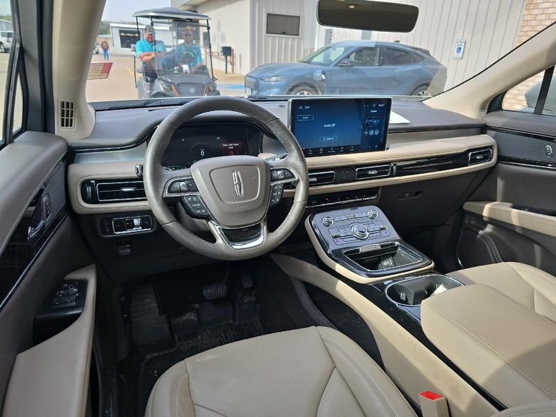 2022 Lincoln Nautilus StandardImage 3
