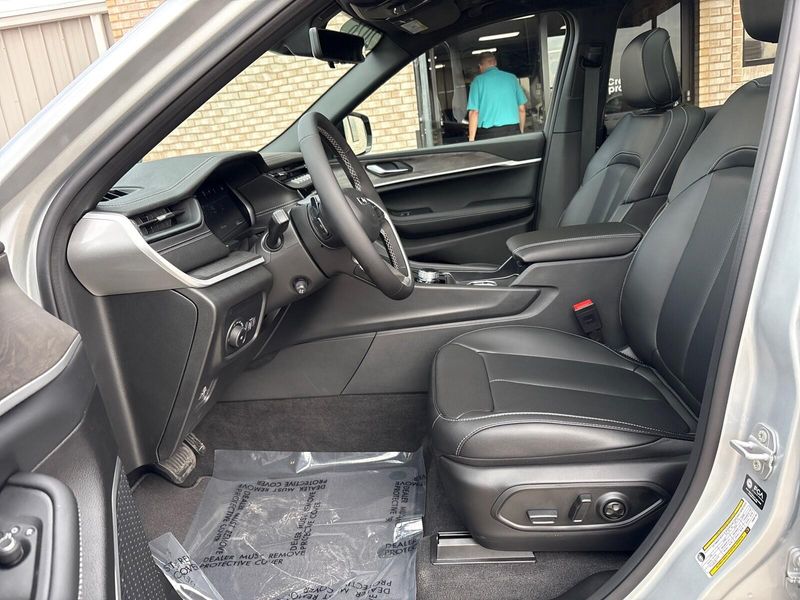 New 2026 Jeep Grand Cherokee L Limited 4x4Image 3