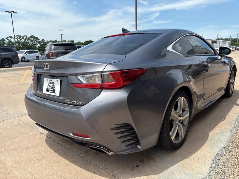 2016 Lexus RC 200t Image 9