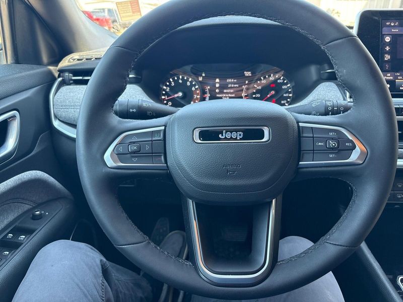 Used 2025 Jeep Compass LatitudeImage 11