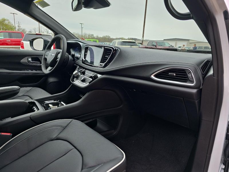 2025 Chrysler Pacifica LimitedImage 11