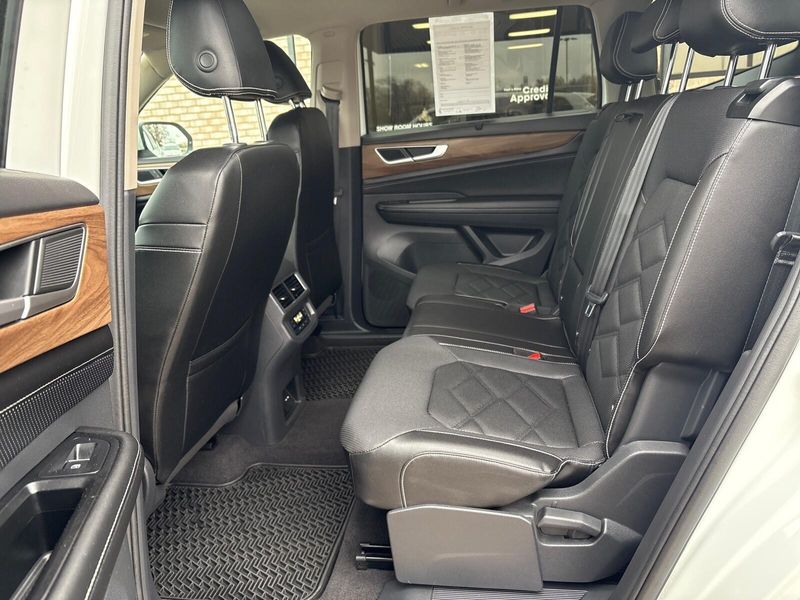 Used 2024 Volkswagen Atlas 2.0T SE w/TechnologyImage 4