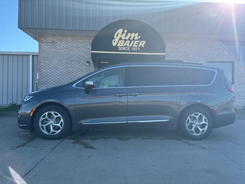 2023 Chrysler Pacifica Limited photo 2