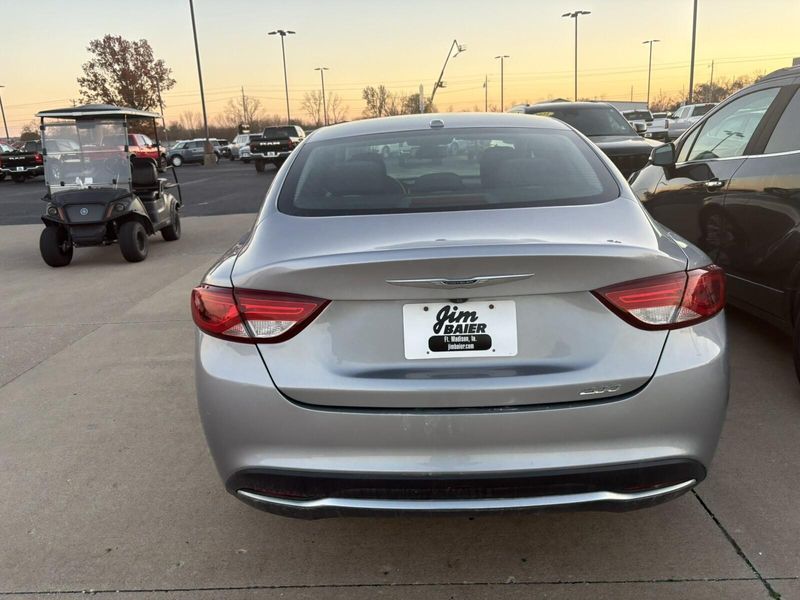 Used 2015 Chrysler 200 LimitedImage 4
