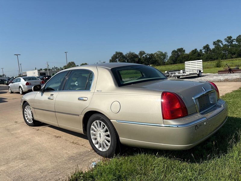 Used 2004 Lincoln Town Car SignatureImage 8