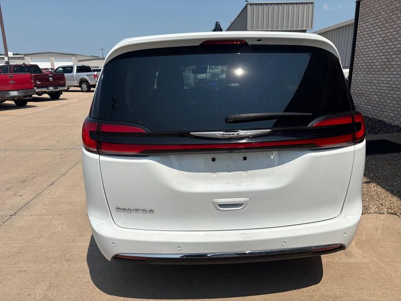 Used 2024 Chrysler Pacifica Touring LImage 10