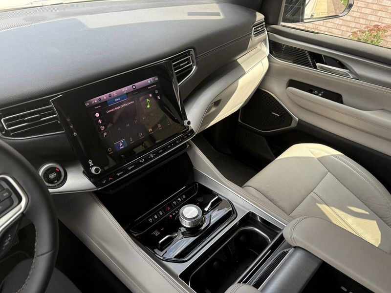 2025 Jeep Wagoneer L Series IIIImage 16