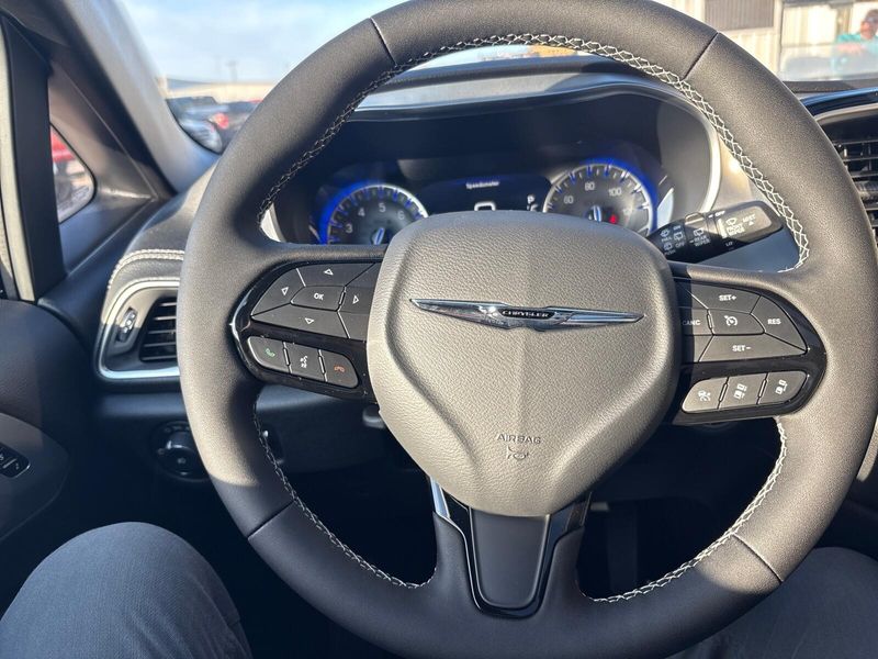 New 2026 Chrysler Pacifica LimitedImage 16