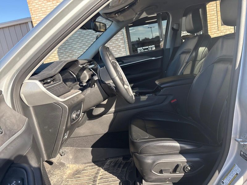 Used 2021 Jeep Grand Cherokee L LimitedImage 3