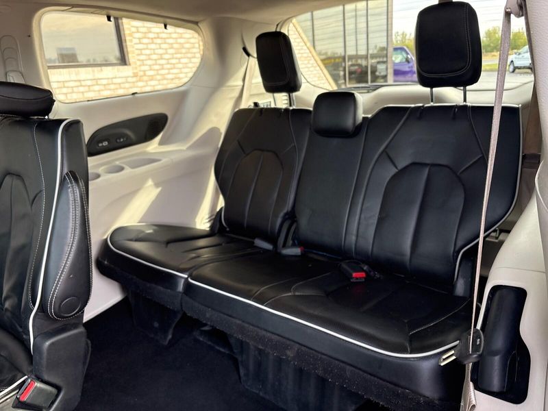 Used 2023 Chrysler Pacifica LimitedImage 5