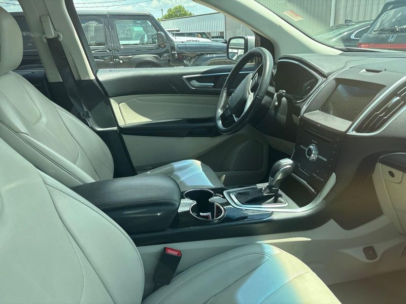 2017 Ford Edge TitaniumImage 8